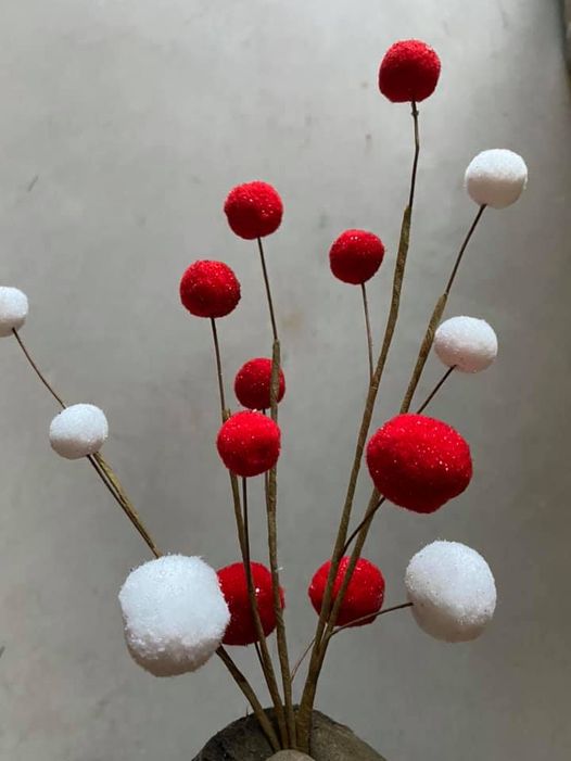 Red and White Felt Ball pick i