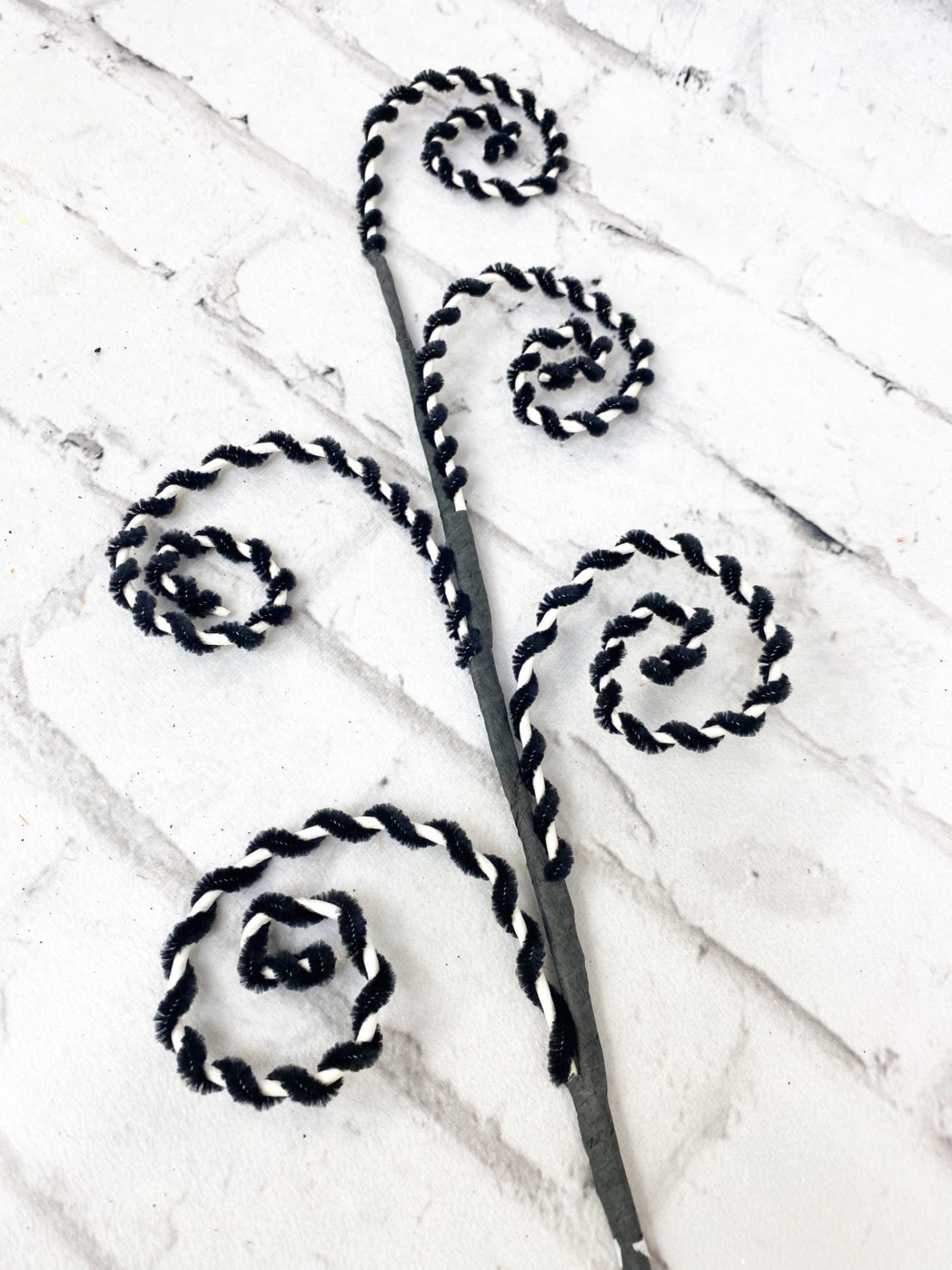26in White Black Chenille Curly Stem 56520WTBK (7)